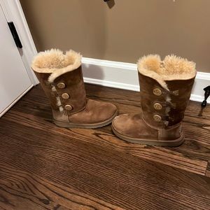 Uggs Bailey button boots in chestnut kids size 2